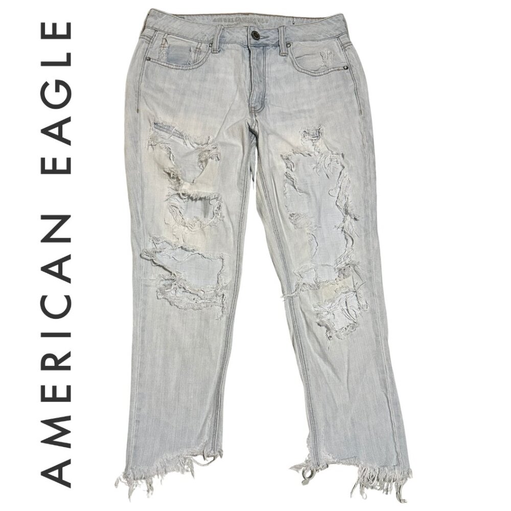 American Eagle Light Wash Distressed Tomgirl Jeans Size 6